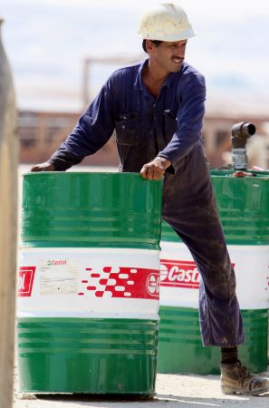 Το Ιράν ρίχνει στο ναδίρ τις τιμές του πετρελαίου