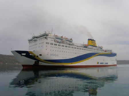 Το πλοίο «Ελευθέριος Βενιζέλος» στην Κω για τους πρόσφυγες