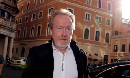 Ο Ρίντλεϊ Σκοτ δεν μετανιώνει για τη συνεργασία του με τον Κέβιν Σπέισι