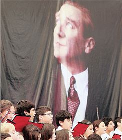 RΕUΤΕRS/FΑΤΙΗ SΑRΙΒΑS Φαίνεται ότι οι οπαδοί του Κεμάλ Αττατούρκ τον θέλουν απρόσωπο και απρόσιτο, όπως στα πορτρέτα των δημοσίων υπηρεσιών ή στα μακριά πανό των επίσημων εκδηλώσεων. Διαφορετικά δεν μπορούν να εξηγηθούν οι έξαλλες αντιδράσεις που προκάλεσε ένα φιλμ επειδή τον δείχνει να... πίνει ένα ποτηράκι παραπάνω και να μελαγχολεί