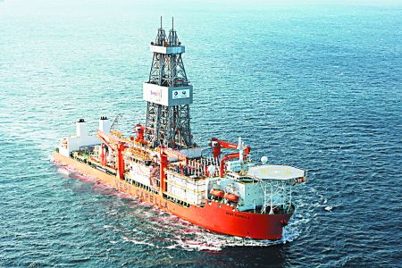 Πιάνει δουλειά το γεωτρύπανο της Total