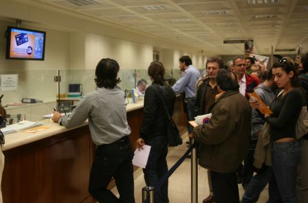 Reuters: Επιβραδύνθηκαν οι εκροές καταθέσεων μετά τις εκλογές