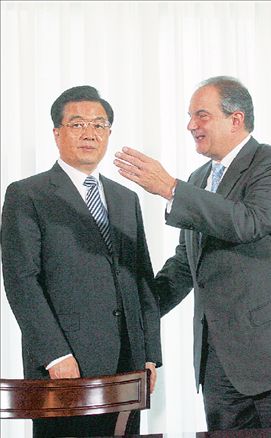 Κινέζικη απόβαση στο λιμάνι του Πειραιά