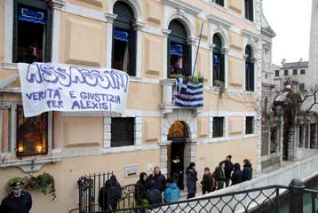 Επεισόδια και διαμαρτυρίες και στο εξωτερικό για τον θάνατο του Αλέξη | tovima.gr