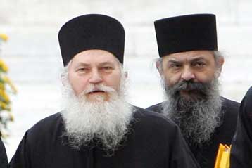 Ενώπιον του εισαγγελέα ο ηγούμενος Εφραίμ και ο μοναχός Αρσένιος | tovima.gr