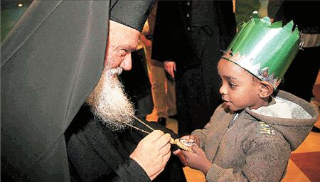 Ο Αρχιεπίσκοπος δίπλα στα παιδιά | tovima.gr