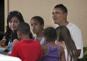 Στιγμές οικογενειακής χαλάρωσης για τον Μπαράκ Ομπάμα παρέα με τις κόρες του στη Χαβάη