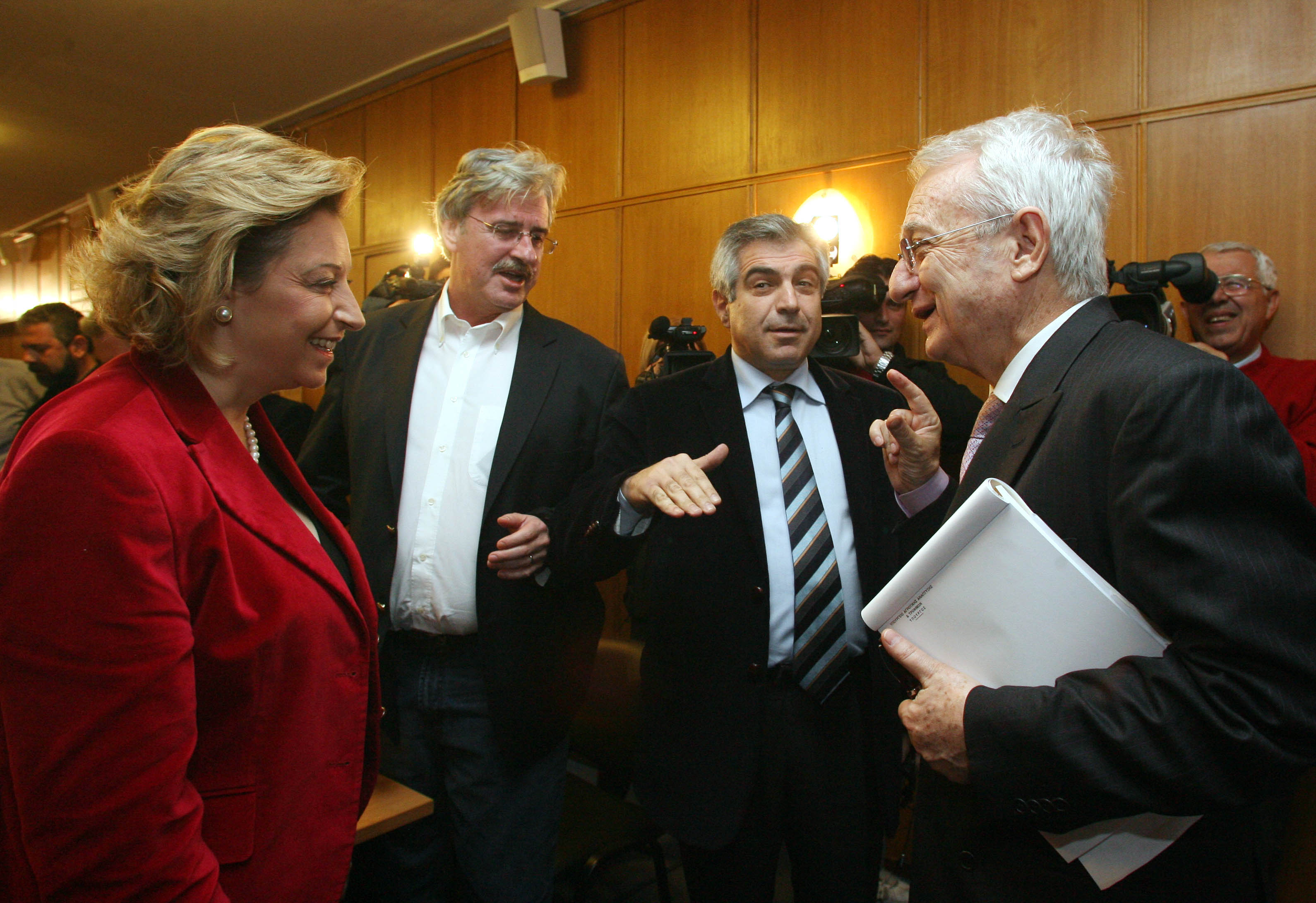 Πατριωτικές κορώνες προς Γερμανούς βουλευτές