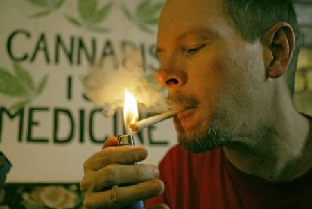 Τετραπλάσια η χρήση κάνναβης από γονείς καπνιστές σε σχέση με μη καπνιστές