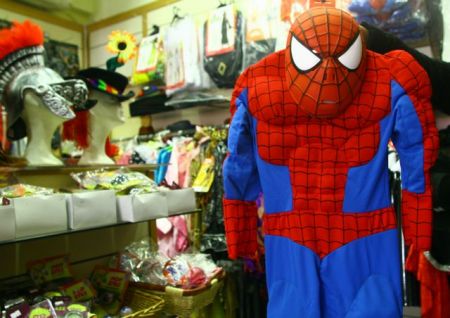 Απαγορεύεται η εμπορική προβολή άσεμνων αποκριάτικων στολών