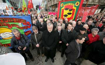 Χιλιάδες άτομα διαμαρτύρονται στη Βόρειο Ιρλανδία κατά των επιθέσεων | tovima.gr