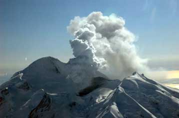 Σε έξαρση το ηφαίστειο Ριντάουτ στην Αλάσκα | tovima.gr