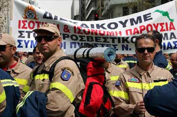 Στους δρόμους εποχιακοί δασοπυροσβέστες με αίτημα την μονιμοποίησή τους | tovima.gr