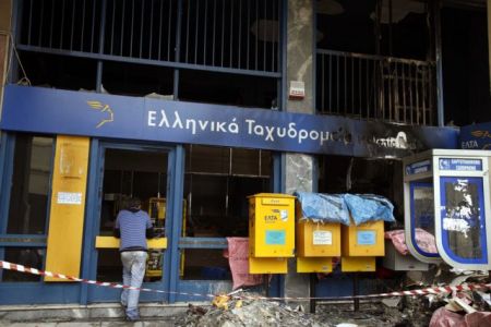 Γκαζάκια στα ΕΛΤΑ Ζωγράφου τα ξημερώματα