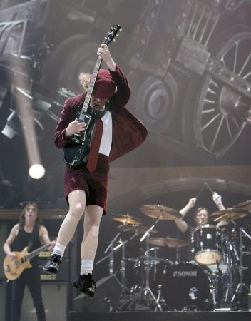 Ο Αξλ Ρόουζ και επίσημα frontman των AC / DC