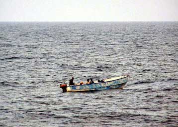 Ανταλλαγή πυροβολισμών μεταξύ Ελλήνων ψαράδων και ακταιωρού της Σομαλίας