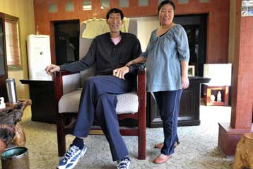Κινέζος ύψους 2,46 μέτρων φέρεται να είναι ο ψηλότερος άνθρωπος στον κόσμο