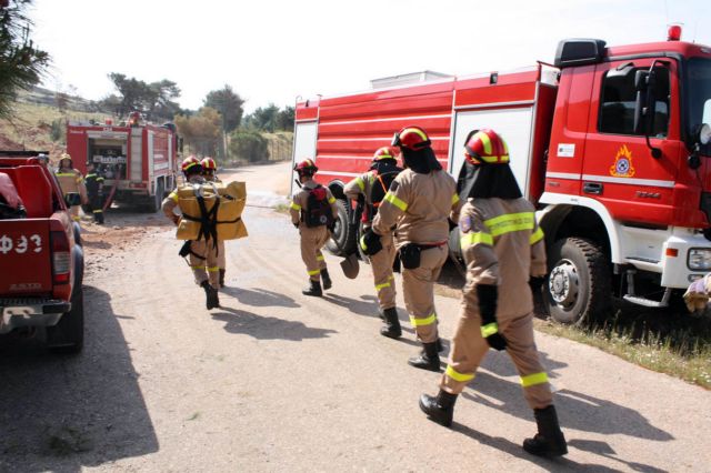 Thessaloniki: Two firefighters injured from car explosion