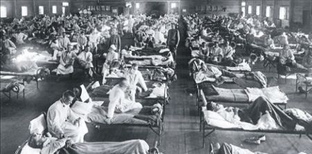Ασθενείς με ισπανική γρίπη νοσηλεύονται σε πρόχειρο νοσοκομείο στο Κάνσας των ΗΠΑ (όπου καταγράφηκαν τα πρώτα κρούσματα της ασθένειας) τον Απρίλιο του 1918