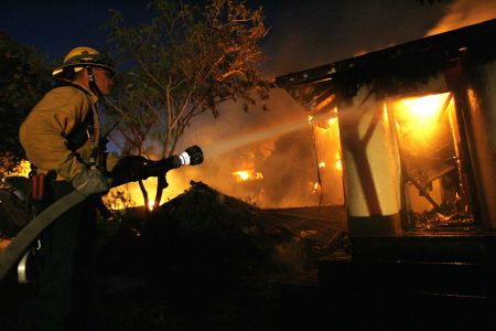 Εξακολουθούν να μαίνονται τα πύρινα μέτωπα στην Καλιφόρνια