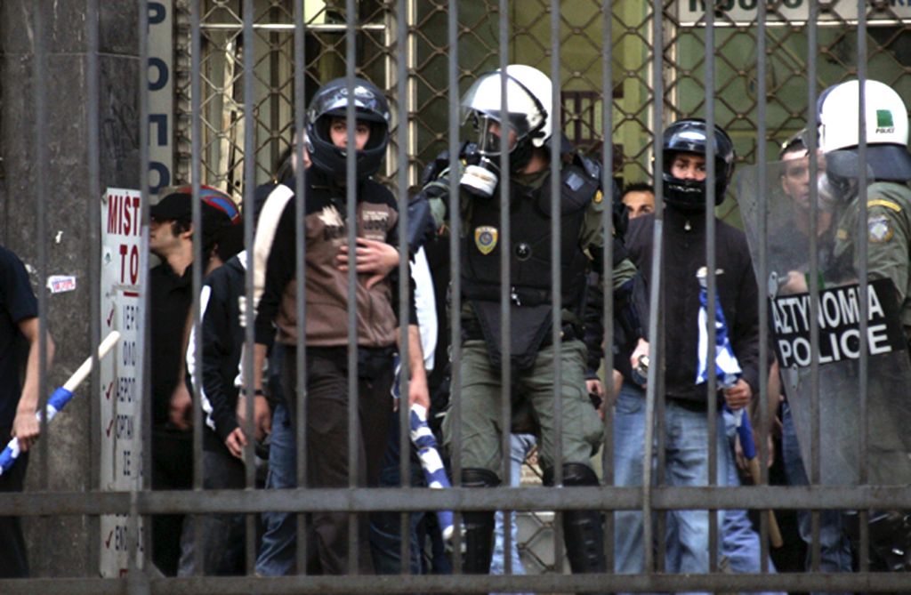 Εκατό αστυνομικοί στην υπηρεσία της Χρυσής Αυγής