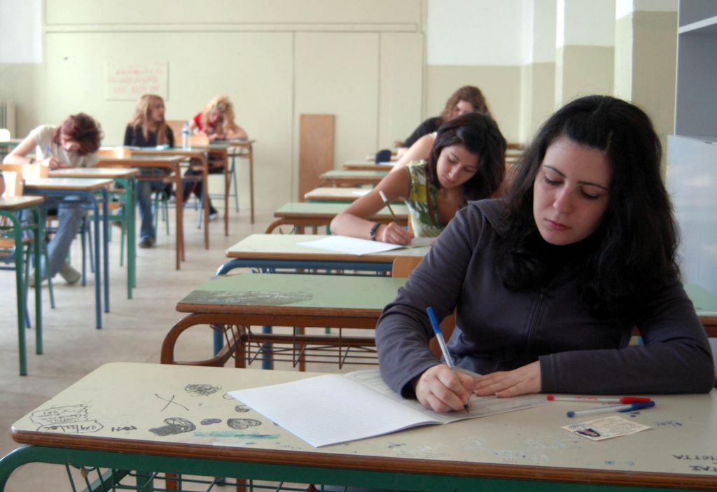<b>Άρχισαν οι Πανελλαδικές εξετάσεις</b>Για το κάψιμο των βιβλίων και το ηλεκτρονικό βιβλίο το σημερινό θέμα της Έκθεσης