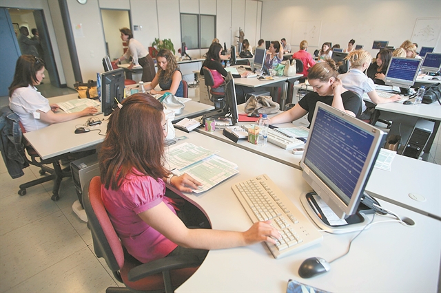 Τραβούν την ανηφόρα οι φόροι, παρά την αιμορραγία στα εισοδήματα