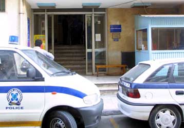 Επίθεση με μολότοφ κατά αστυνομικού τμήματος στην Πάτρα