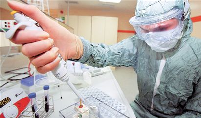 Σκληρή μάχη με τον χρόνο δίνουν οι επιστήμονες προκειμένου να προλάβουν να έχουν τα αποτελέσματα εγκαίρως ώστε να μπορέσουν τα αρμόδια κυβερνητικά όργανα να αποφασίσουν αν θα χρειασθεί ή όχι μαζικός εμβολιασμός κατά της νέας γρίπης (RΕUΤΕRS)