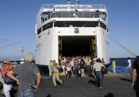 Ανέστειλαν τις κινητοποιήσεις τους στο λιμάνι της Ραφήνας οι ναυτεργάτες