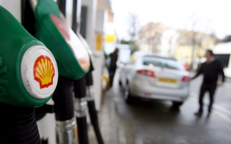 Bloomberg: Περικοπές δαπανών $15 δισ. από την Shell