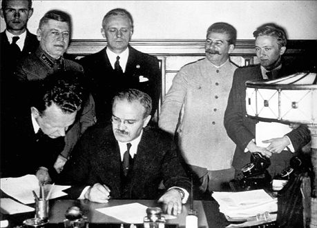 70 χρόνια από το σύμφωνο Ρίμπεντροπ – Μολότοφ