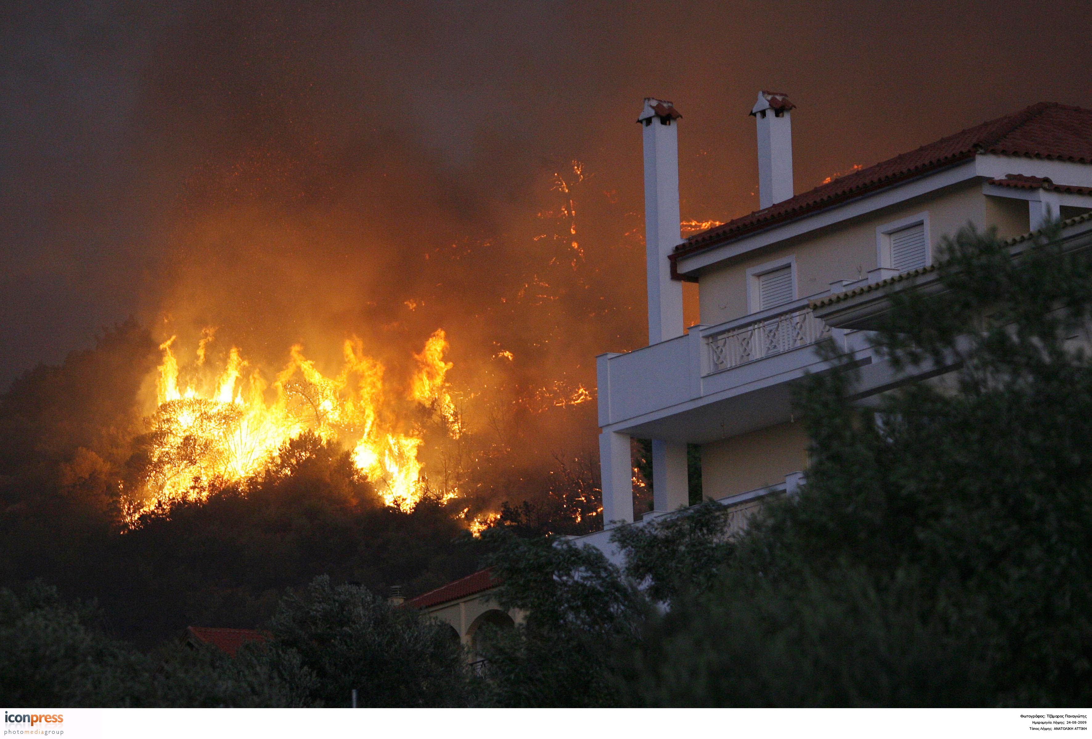 <b>Κρανίου τόπος</b>Σε πλήρη εξέλιξη βρίσκεται το πύρινο μέτωπο στον Κιθαιρώνα. Καλύτερη η εικόνα στην Ανατολική Αττική – Τεράστιος ο κίνδυνος αναζωπυρώσεων – Ανυπολόγιστη η οικολογική καταστροφή