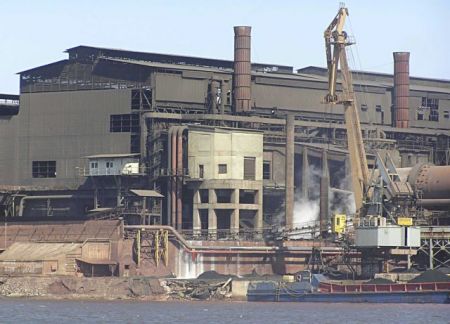 To μονοπώλιο της ΔΕΗ απειλεί τη ΛΑΡΚΟ