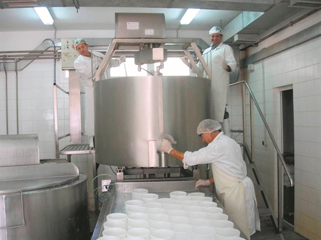 Θεατές οι παραγωγοί γάλακτος στο success story της φέτας