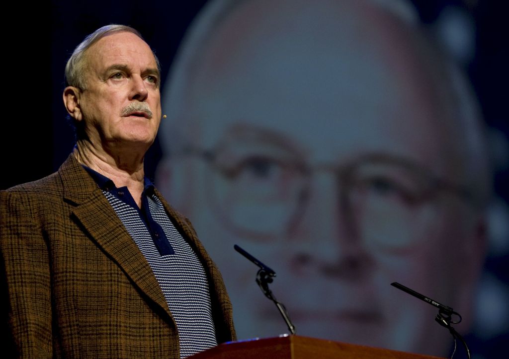 Τζον Κληζ: «Η σάτιρα κάνει τους ανθρώπους να σκέφτονται»