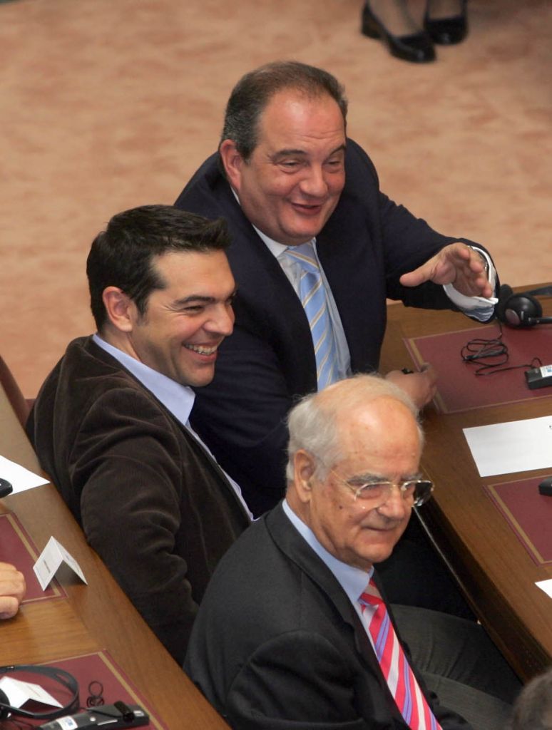 Το «πολιτικό φλερτ» Τσίπρα – Καραμανλή ρίχνει βαριά τη σκιά του στις εσωκομματικές εκλογές της Νέας Δημοκρατίας