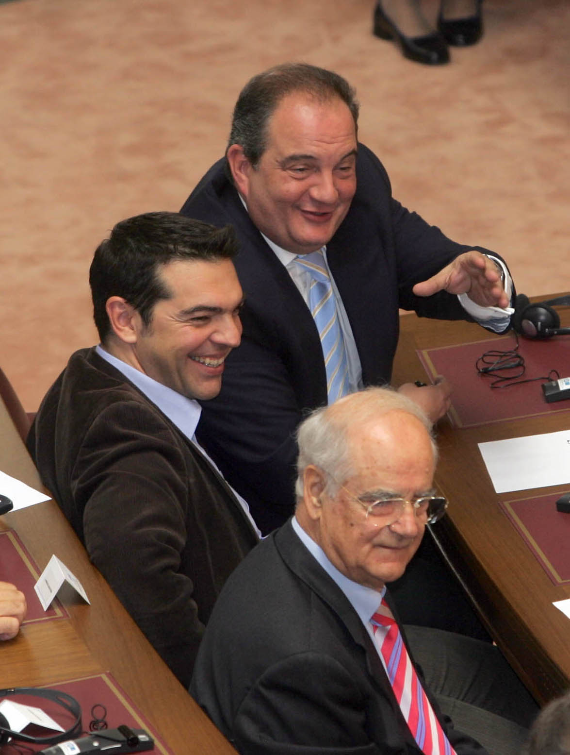 Το «πολιτικό φλερτ» Τσίπρα – Καραμανλή ρίχνει βαριά τη σκιά του στις εσωκομματικές εκλογές της Νέας Δημοκρατίας