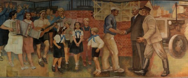 Πίσω από το παραπέτασμα