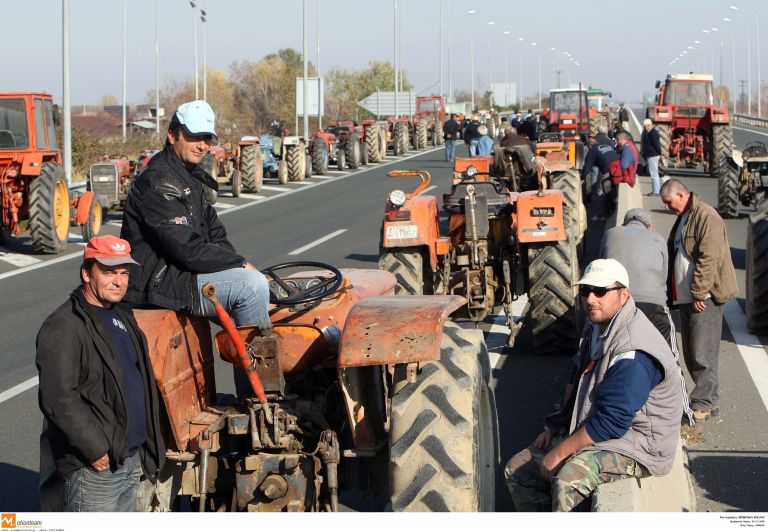 Ημαθία: Οι αγρότες πήραν τα τρακτέρ τους και απέκλεισαν την Εγνατία | tovima.gr