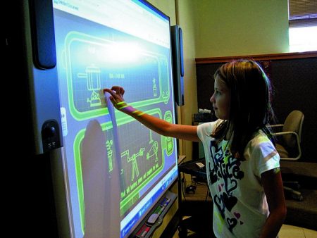 Νέοι διαδραστικοί πίνακες στα σχολεία