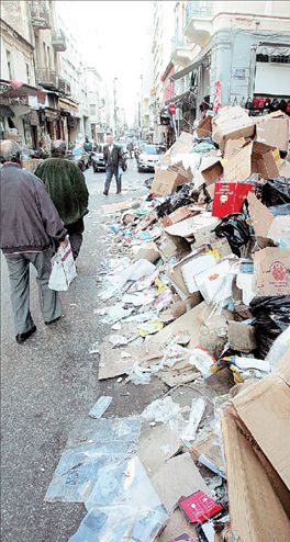 Χιλιάδες τόνοι σκουπίδια έχουν πνίξει  την Αθήνα και απειλούν τη δημόσια υγεία