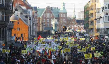 Δεκάδες χιλιάδες διαδηλωτές στην Κοπεγχάγη απαιτούν συμφωνία για το κλίμα