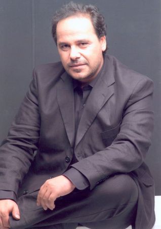 Μασκοφόροι διέκοψαν τη θεατρική παράσταση του Αλέξανδρου Ρήγα