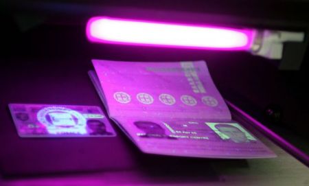 Συνεχίζονται τα προβλήματα με τα λάθη σε ταυτότητες-διαβατήρια