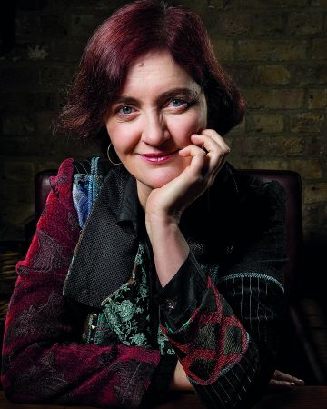 Εμα Ντόναχιου: Η συγγραφέας της σκοτεινής θηλυκότητας