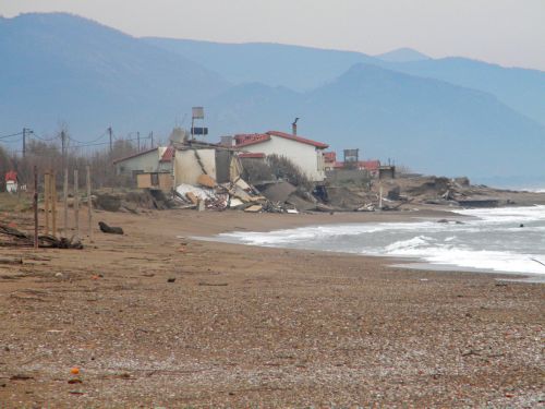 Νομιμοποίηση δύο ταχυτήτων για τα αυθαίρετα