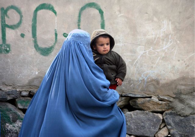 Ελεύθερη η Αφγανή που βιάστηκε και καταδικάστηκε για μοιχεία