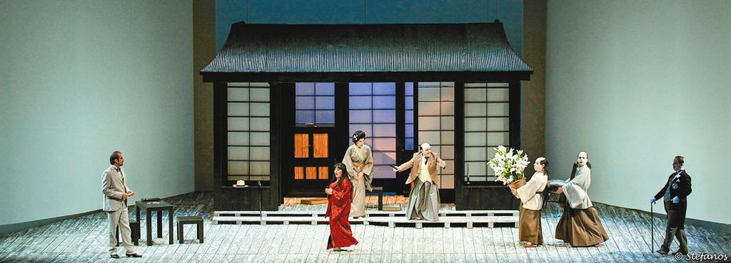 Η αγαπημένη γκέισα τραγουδά στο Μέγαρο