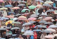 Χιλιάδες Πολωνοί παρακολουθούν επιμνημόσυνη δέηση για τα θύματα της αεροπορικής τραγωδίας στο Σμολένσκ το περασμένο Σάββατο (ΕΡΑ/SΤΑΝΙSLΑW RΟΖΡΕDΖΙΚ)